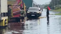 Salah satu titik kemacetan di Jalan Lintas Timur Riau-Jambi di Kabupaten Pelalawan yang terendam banjir. (Liputan6.com/M Syukur)