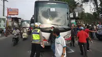 Seorang guru meninggal dunia setelah tertabrak bus pariwisata. (Liputan6.com/Achmad Sudarno)
