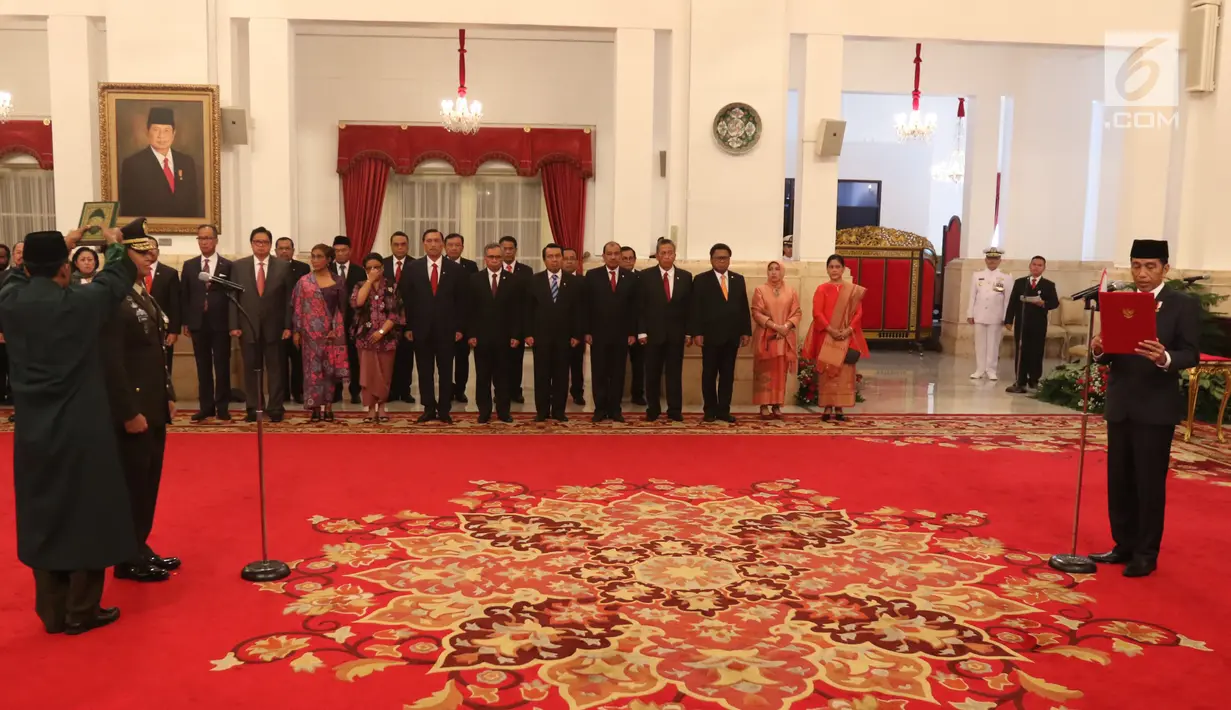 Presiden Joko Widodo memimpin sumpah jabatan Letjen Andika Perkasa sebagai Kepala Staf TNI Angkatan Darat (KSAD) di Istana Kepresidenan, Jakarta, Kamis (22/11). Andika menggantikan Jenderal TNI Mulyono yang akan pensiun. (Liputan6.com/Angga Yuniar)
