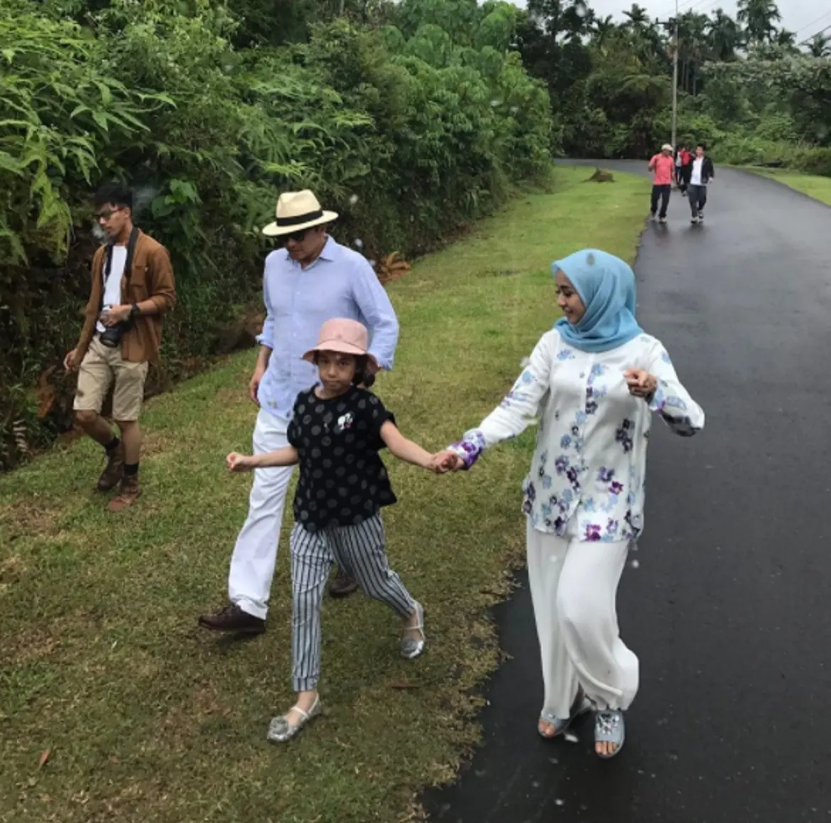 Laudya Cynthia Bella dan Engku Emran bersama anaknya melakukan sesi pemotretan prewedding di Padang pada 12 Agustus 2017. (Instagram @iamkumbre)