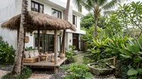 8 Inspirasi Halaman Depan Bergaya Resort Bali, Bikin Rumah Serasa Villa