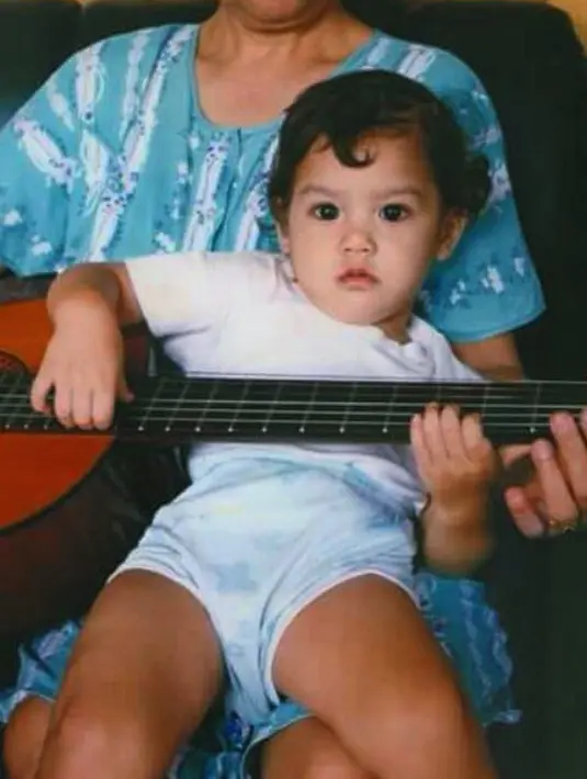 Sejak kecil, Al Ghazali memang sudah jatuh cinta dengan musik. Al memang dibesarkan di keluarga yang senang dengan musik. (Foto: instagram.com/alghazali7)