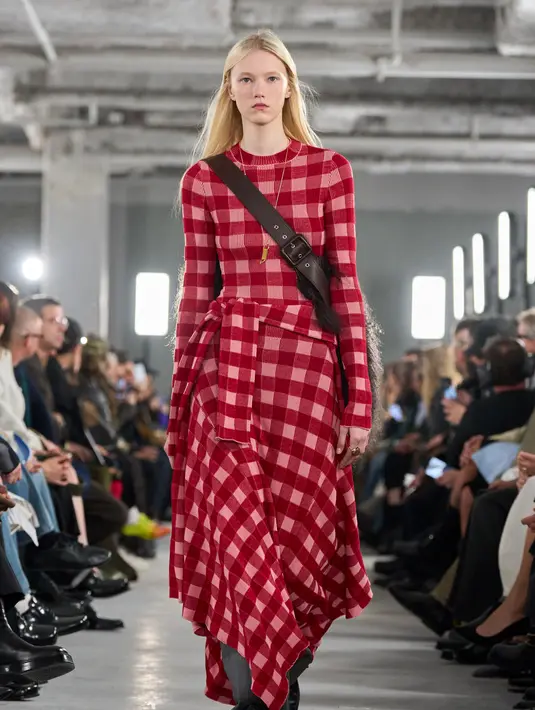 Koleksi Musim Gugur-Musim Dingin 2026 bukanlah kembali ke masa lalu, melainkan cara untuk menegaskan kembali apa yang selalu ada.