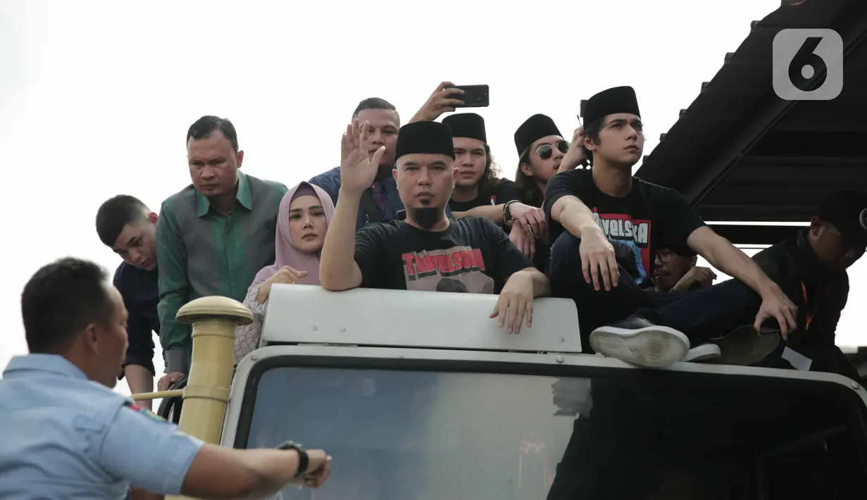 Musikus Ahmad Dhani menaiki mobil komando didampingi Mulan Jameela, Al Ghazali (Al), Abdul Qodir Jaelani (Dul) setelah bebas dari LP Cipinang, Jakarta Timur, Senin (30/12/2019). Usai bebas, Ahmad Dhani bergerak menuju kediamannya di Pondok Indah. (Liputan6.com/Faizal Fanani)