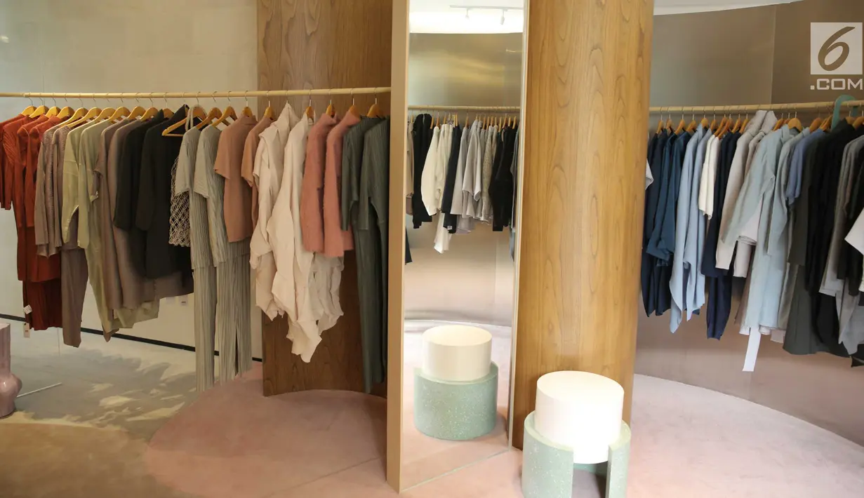 Sejumlah koleksi terbaru pada pembukaan flagship store pertama DUMA Official di kawasan Senopati, Jakarta, Sabtu (28/7). Di sini, para pelanggan setia bisa menikmati pengalaman belanja yang lebih total. (Liputan6.com/Faizal Fanani)