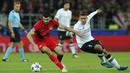Gelandang Spartak Moskow, berusaha menghindari kejaran gelandang Liverpool, Roberto Firmino, pada laga Liga Champions di Stadion Otkrytie Arena, Moskow, Selasa (26/9/2017). Kedua klub bermain imbang 1-1. (AP/Alexander Zemlianichenko)
