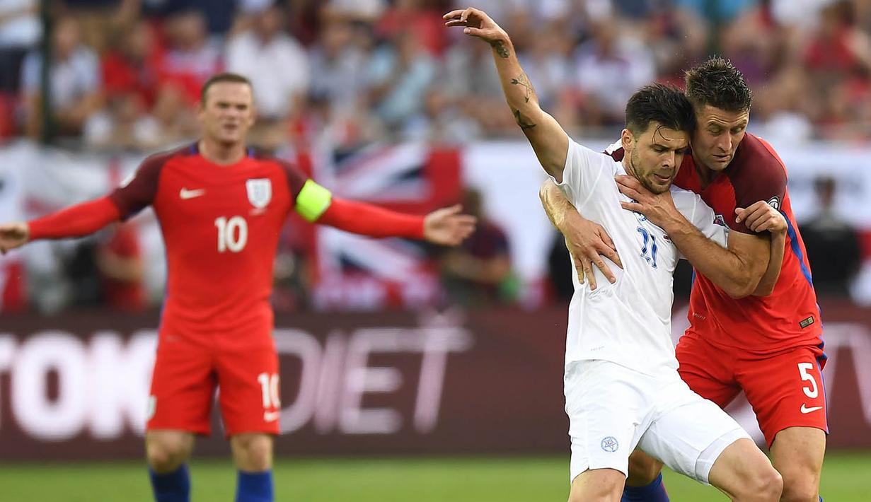Bek Inggris, Gary Cahill, menahan laju penyerang Slovakia, Michal Duris. Namun meskipun menguasai jalannya laga, serangan timnas Inggris tidak efektif terbukti dari sulitnya mereka mencetak gol. (AFP/Joe Klamar)