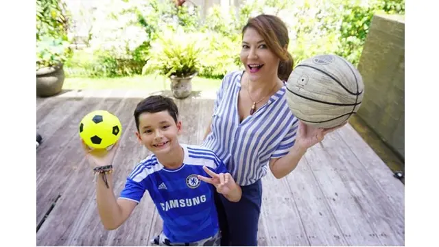Momen Tamara Bleszynski dan Kenzou saat bermain bola bersama, penuh kebahagiaan.