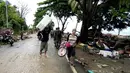 Penduduk mengungsi dari rumah-rumah yang rusak setelah tsunami menerjang Pantai Carita, di perairan Banten, Minggu (23/12). Data sementara jumlah korban dari bencana tsunami di Selat Sunda tercatat 43 orang meninggal dunia. (SEMI / AFP)