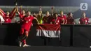 Para pemain timnas putri Indonesia berpose usai memetik kemenangan pada laga ujicoba internasional melawan Singapura. (Liputan6/Herman Zakharia)