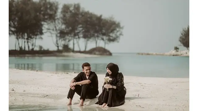 Foto prewed Adiba Khanza dan Egy Maulana bisa dijadikan inspirasi untuk para calon pengantin yang ingin terlihat romantis meski tak bersentuhan