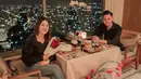 Outfit senada juga dipakai keduanya saat menikmati makan malam di momen ulang tahun Nella Kharisma. Orangtua dari Gendhis Geona Madaharsa ini tampil serasi mengenakan baju hitam. Perpaduan outfit dan suasana romantis menjadikan malam spesial itu semakin intimate. (Liputan6.com/IG/@doryharsa)