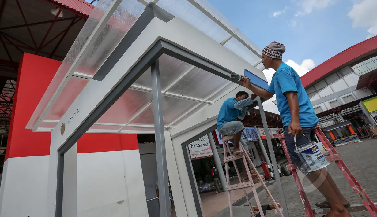 Pekerja terlihat mengecat stand untuk Pekan Raya Jakarta (PRJ) 2015 di JIEXPO Kemayoran, Jakarta, Rabu (27/5/2015). Selama 38 hari mulai tanggal 29 Mei 2015 hingga 5 Juli 2015 Pekan Raya Jakarta akan berlangsung. (Liputan6.com/Faizal Fanani)
