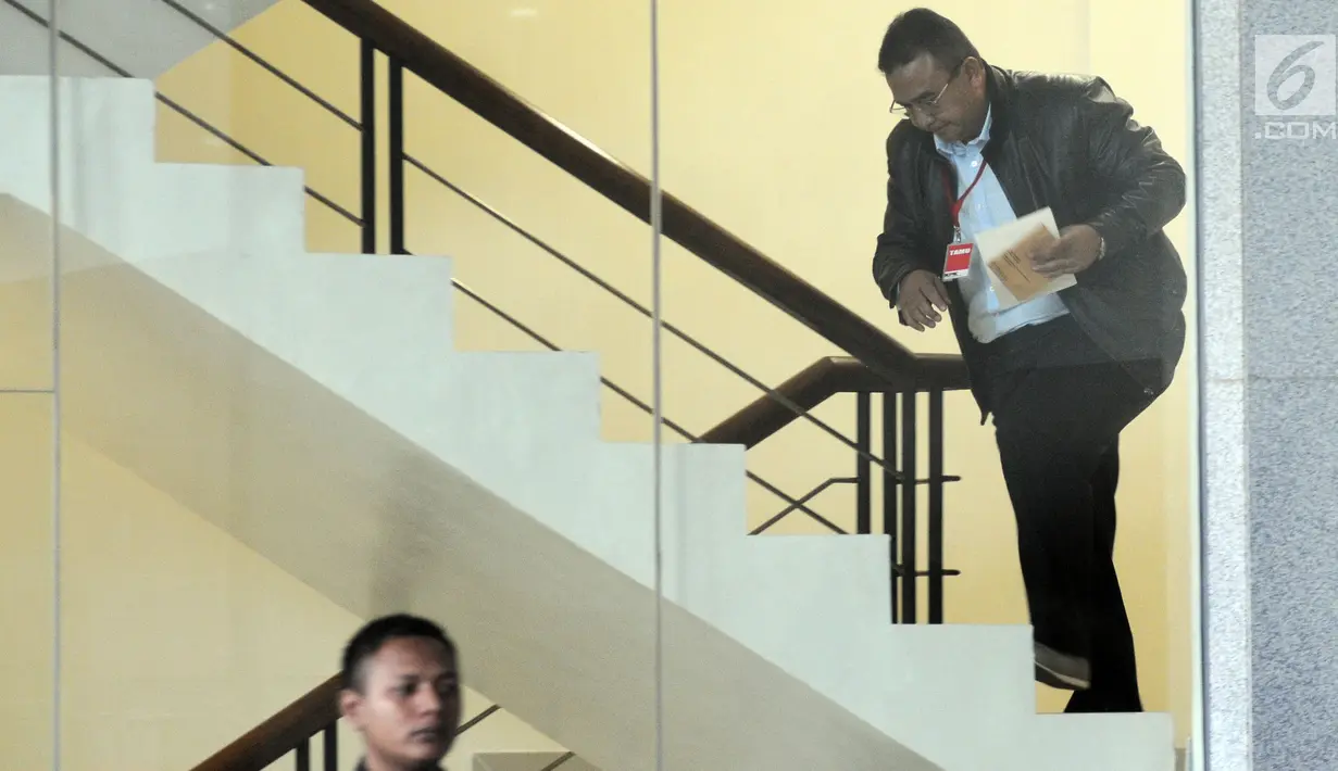 Wali Kota Tasikmalaya Budi Budiman menaiki anak tangga menuju ruang pemeriksaan di gedung KPK, Jakarta, Selasa (14/8). Budi diperiksa sebagai saksi terkait dugaan suap APBN-P tahun 2018.merdeka.com/dwi narwoko. (Merdeka.com/Dwi Narwoko)