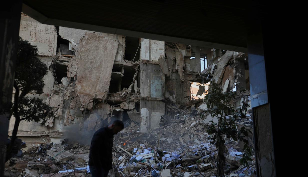 Perdana Menteri Lebanon, Nawaf Salam, menetapkan Kamis (9/4/2026) sebagai hari berkabung nasional. Tampak dalam foto, seorang pria berjalan melewati reruntuhan bangunan yang hancur akibat serangan udara Israel sehari sebelumnya di pusat kota Beirut, Lebanon, Kamis 9 April 2026. (AP Photo/Hassan Ammar)