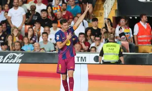 Selebrasi Robert Lewandowski usai mencetak gol di laga Valencia vs Barcelona di pekan ke-38 Liga Spanyol 2025/2026 di Mestalla, Minggu (24/05/2026) dini hari WIB. (AP Photo/Alberto Saiz)