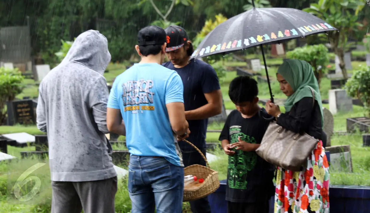 Pemain film Warkop DKI Reborn saat berziarah ke makam almarhum Dono di TPU Tanah Kusir, Bintaro, Jakarta, Sabtu (27/8). Sebelumnya mereka ziarah ke makam Kasino di TPU Giri Tama, Bojong-Tonjong, Bogor. (Liputan6.com/Helmi Afandi)