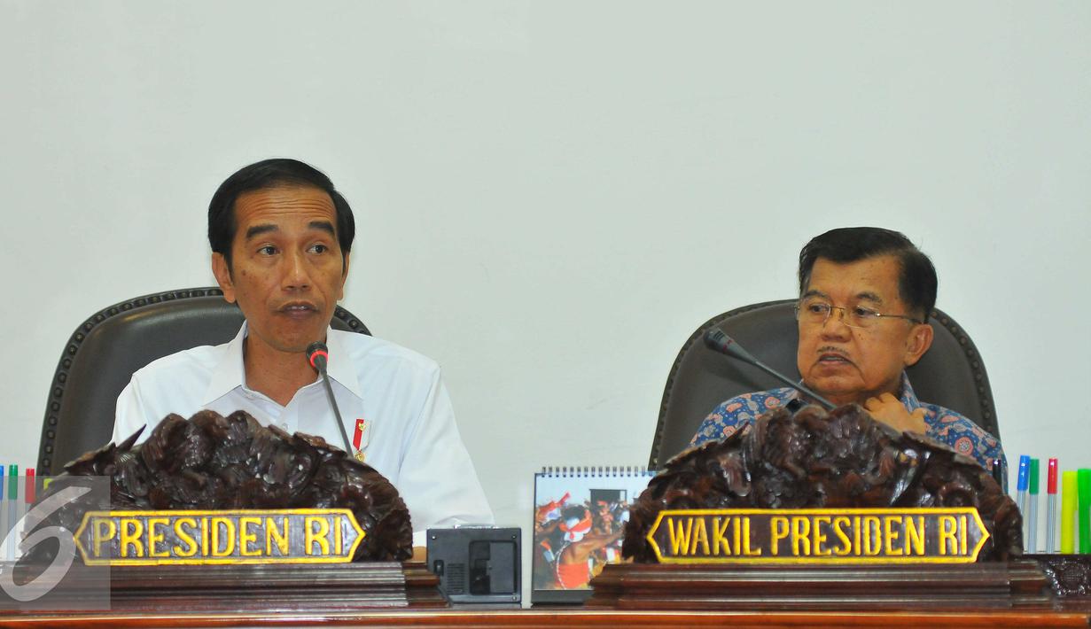 Presiden Joko Widodo di dampingi Wakil Presiden Jusuf Kalla saat rapat terbatas di Istana, Jakarta, Rabu (11/1). Presiden menegaskan bahwa pemerintah berkomitmen melakukan restorasi gambut di tujuh provinsi di Tanah Air. (Liputan6.com/Angga Yuniar)