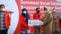 Bupati Berau Sri Juniarsih menyerahkan secara simbolis beasiswa PT Berau Coal untuk warga di lingkar tambang.