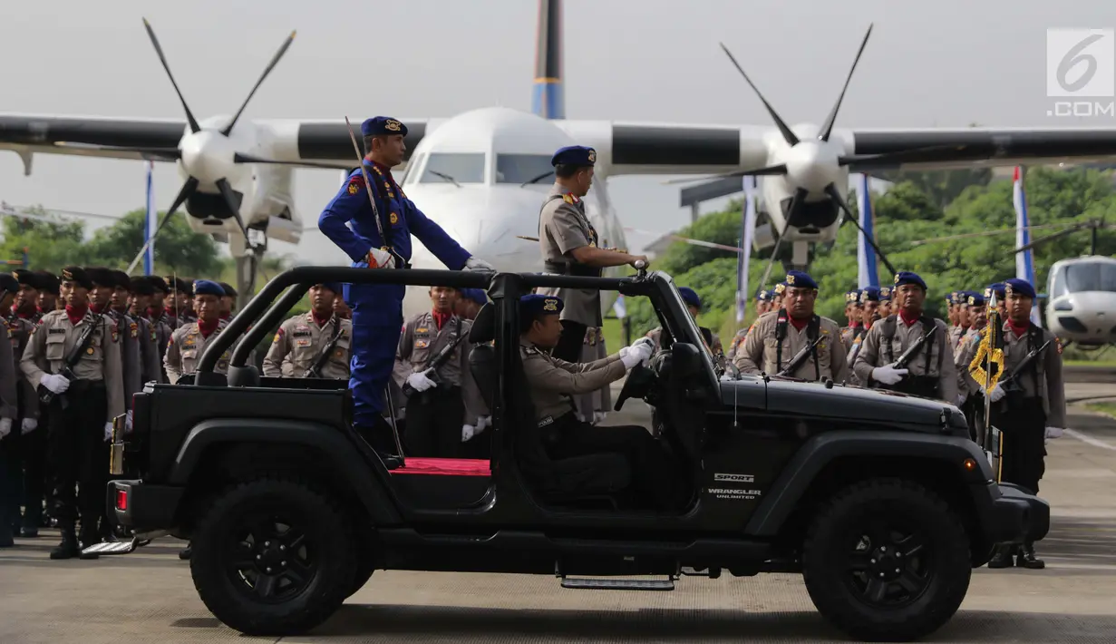 Kapolri Jenderal Tito Karnavian memeriksa pasukan saat upacara peringatan HUT ke-67 Polisi Air dan Udara (Polairud) di Lapangan Udara Pondok Cabe, Tangsel, Selasa (25/12). Tito mengenakan PDU dengan baret biru Koprs Polairud (Liputan6.com/Faizal Fanani)