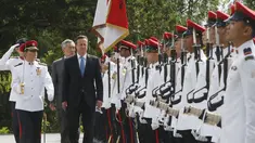PM Inggris David Cameron  ditemani PM ketiga Singapura Lee Hsien Loong menginspeksi barisan tentara dalam seremonial penyambutan di Istana Kepresidenan Singapura, Rabu (29/7/2015). Inggris ingin perkuat kerja sama dengan negara ASEAN. (REUTERS/Edgar Su)