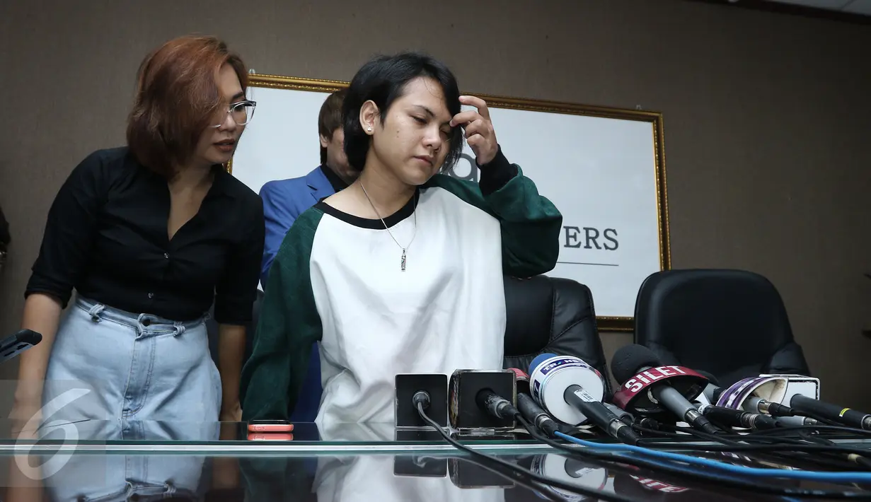 Istri komedian Aming, Evelyn usai memberi keterangan pers di kawasan Permata Hijau, Jakarta, Jumat (3/3). Evelyn mengaku masih mencintai Aming. (Liputan6.com/Herman Zakharia)