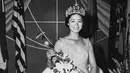 Akiko Kojima menjadi perempuan Jepang pertama yang dinobatkan sebagai Miss Universe 1959. Dengan rambut pendeknya yang ikal mencerminkan kecantikan perempuan asia di mata dunia (instagram/step.pageant)