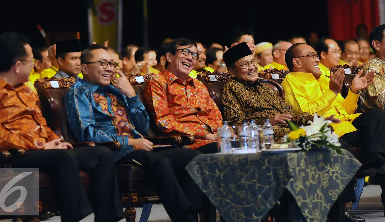 BJ Habibie (kedua kanan) saat menghadiri pembukaan Rapimnas Partai Golkar 2016 di Jakarta, Sabtu (23/1/2016). Rapimnas digelar setelah Mahkamah Partai merekomendasikan penyelesaian konflik lewat Munas. (Liputan6.com/Helmi Fithriansyah)