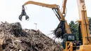 Unit Penanganan Sampah (UPS) Badan Air Dinas Lingkungan Hidup (DLH) DK Jakarta terus menangani sampah kiriman Kali Ciliwung di Saringan Sampah TB Simatupang (SSTBS) Jagakarsa. (Liputan6.com/Herman Zakharia)