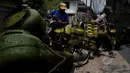Pedagang eceran gas elpiji tiga kg berada di agen elpiji di Karet Kuningan, Jakarta, Selasa (26/5/2015). Untuk menghindari subsidi yang tidak tepat sasaran, Pertamina melabeli gas tiga Kg dengan "Hanya untuk Masyarakat Miskin". (Liputan6.com/Johan Tallo)
