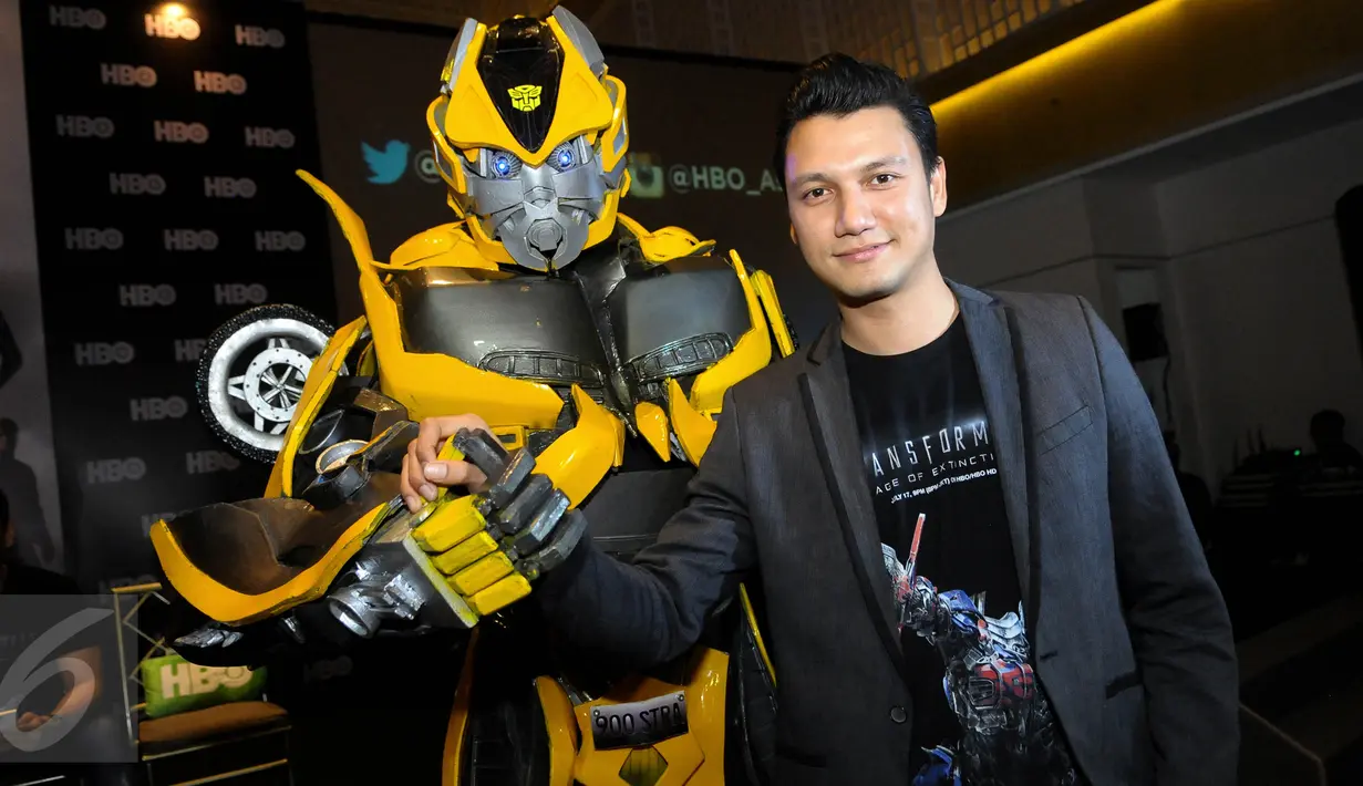 Aktor tampan Indonesia Christian Sugiono saat ditemui di UOB Plaza, Jakarta, Kamis (2/7/2015). Tian didapuk menjadi pengisi suara dalam film 'Transformer: Age of Extinction' sebagai Harold Attinger. (Liputan6.com/Faisal R Syam) 
