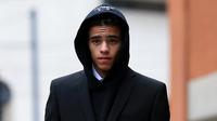 Pemain Manchester United (MU) Mason Greenwood meninggalkan Minshull Street Crown Court di Manchester,&nbsp;21 November 2022, setelah sidang pendahuluan atas tuduhan percobaan pemerkosaan, perilaku mengontrol dan memaksa, serta penyerangan. (Lindsey Parnaby / AFP)