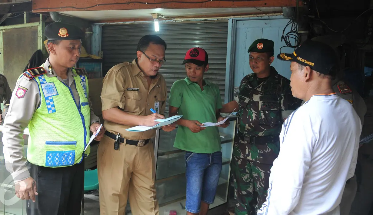 Petugas mendata warga Kalijodo di Kecamatan Penjaringan, Jakarta, Kamis (18/2). Warga sudah diberi imbauan agar pindah ke Rusun bagi yang memiliki KTP DKI karena Pemprov DKI akan melakukan penggusuran di lokalisasi tersebut. (Liputan6.com/Gempur M Surya)