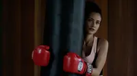 Penyanyi Jazz dan model, Rebecca Reijman, berpose saat latihan Muay Thai di kediamannya. (Bola.com/Vitalis Yogi Trisna)