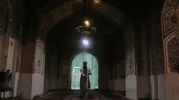 Persiapan Ramadan di Masjid Mahabat Khan, Peshawar, Pakistan—masjid bersejarah abad ke-17—dalam menyambut Ramadan umumnya melibatkan pembersihan menyeluruh pada area halamannya yang luas, fasad marmer putih, serta pengecekan aula utama untuk menampung jamaah. Tampak dalam foto, seorang pekerja membersihkan area masjid bersejarah Mahabat Khan sebagai persiapan menyambut bulan puasa Ramadan, di Peshawar, Pakistan, Senin, 16 Februari 2026. (AP Photo/Muhammad Sajjad)