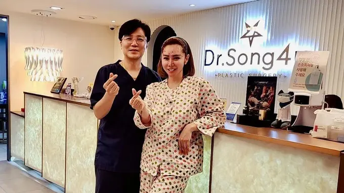 6 Potret Gaya Femmy Permatasari Liburan Sekaligus Lakoni Oplas di Korea Selatan