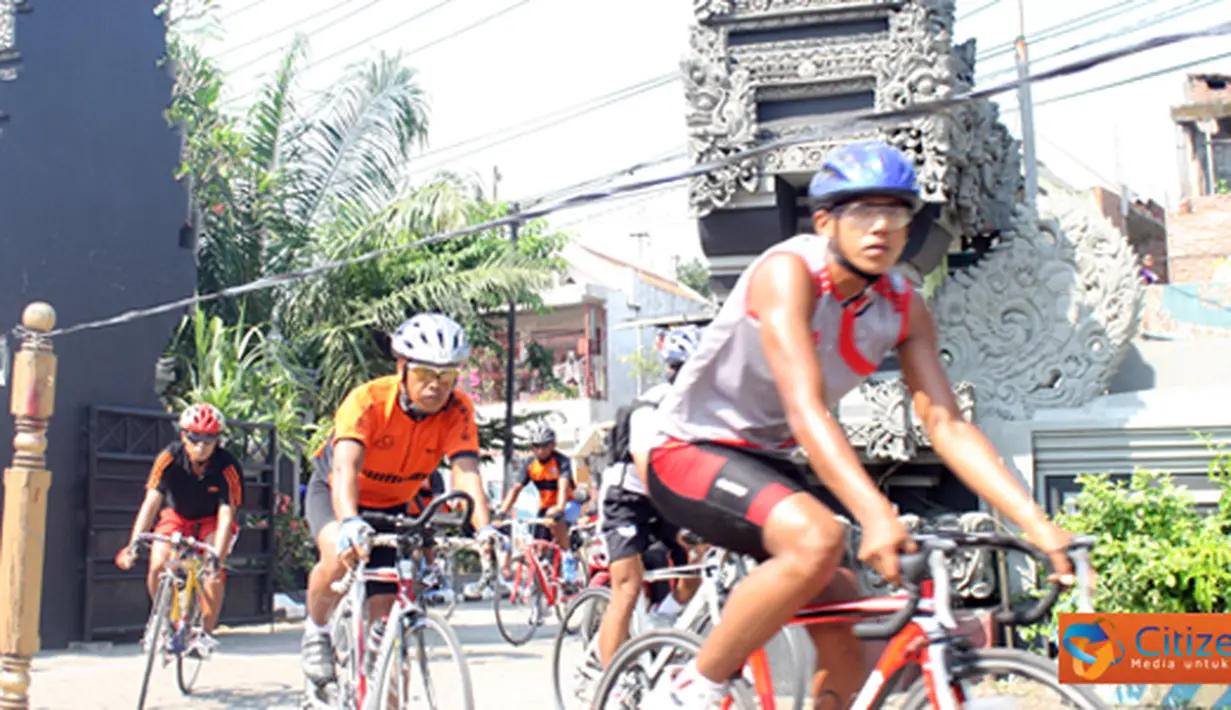 Citizen6, Surabaya: Sebelum mencoba route sepeda yang berjarak 34 Km, para peserta lomba terlebih dahulu melihat etape renang (1000 meter) yang diselenggarakan di Dermaga Satuan Kapal Patroli, Koarmati. (Pengirim: Penkobangdikal)