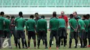 Pelatih Timnas Indonesia, Alfred Riedl (kaos merah) memberi arahan pada pemainnya saat latihan jelang leg 1 Semifinal Piala AFF 2016 di Stadion Pakansari, Bogor, Rabu (30/11). Laga pertama Semifinal digelar, 3 Desember. (Liputan6.com/Helmi Fithriansyah)
