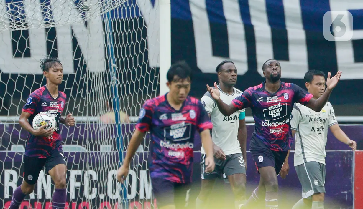 Pemain RANS Nusantara FC, Mbombo Lokwa, melakukan selebrasi usi mencetak gol ke gawang Persib Bandung pada laga pekan ke-25 BRI Liga 1 di Stadion Pakansari, Bogor, Minggu (19/2/2023). Sementara itu, RANS Nusantara masih terpuruk di dasar klasemen dengan 17 poin. (Bola.com/M Iqbal Ichsan)