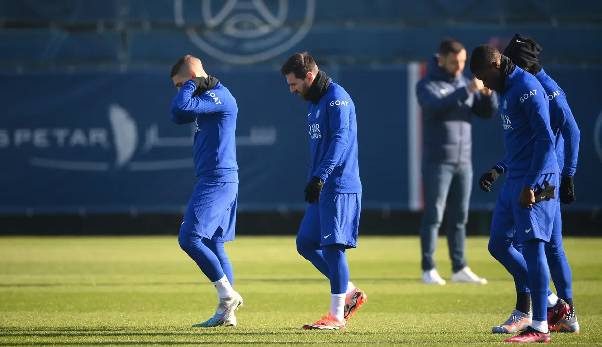 Gelandang PSG, Marco Verratti (Kiri) dan penyerang Lionel Messi tiba menghadir sesi latihan di Saint-Germain-en-Laye, sebelah barat Paris pada 13 Februari 2023. Messi yang mengeluh nyeri pada kakinya kala berjumpa dengan Olympique Marseille di Coupe de France (8/2) juga berpeluang tampil melawan Bayern Muenchen. (AFP/Franck Fife)