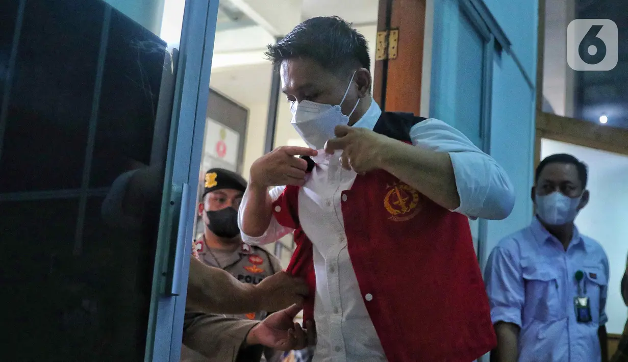 Terdakwa obstruction of justice atau upaya menghalangi penyidikan perkara tewasnya Brigadir Nofriansyah Yosua Hutabarat, Chuck Putranto bersiap mengikuti persidangan di Pengadilan Negeri (PN) Jakarta Selatan, Kamis (10/11/2022). Dalam sidang tersebut Majelis Hakim PN Jakarta Selatan menolak nota keberatan atau eksepsi terdakwa Chuck Putranto dalam kasus dugaan perintangan keadilan (obstruction of justice) penyidikan kasus pembunuhan berencana Brigadir Nofriansyah Yosua Hutabarat. (Liputan6.com/Angga Yuniar)