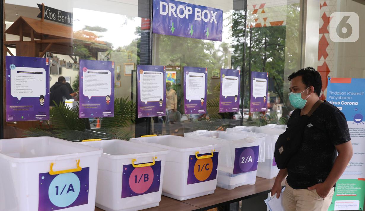 Pemohon memasukan dokumen ke drob box di mal pelayanan publik, Jakarta,Rabu (17/6/2020). Selain itu pengunjung yang hendak ke MPP harus terlebih dulu mendaftar antrean secara online melalui laman https://ptsp.jakarta.go.id/antrian/agar tidak terjadi penumpukan antrian. (Liputan6.com/Angga Yuniar)