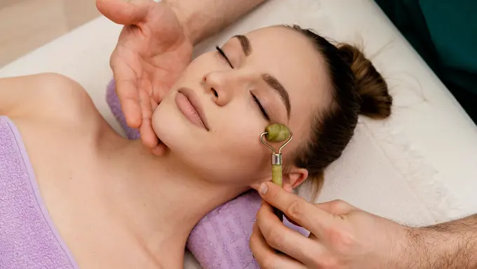 Facial Massage untuk Anti-Aging: Teknik Pijat Wajah yang Bikin Kulit Awet Muda dan Bercahaya