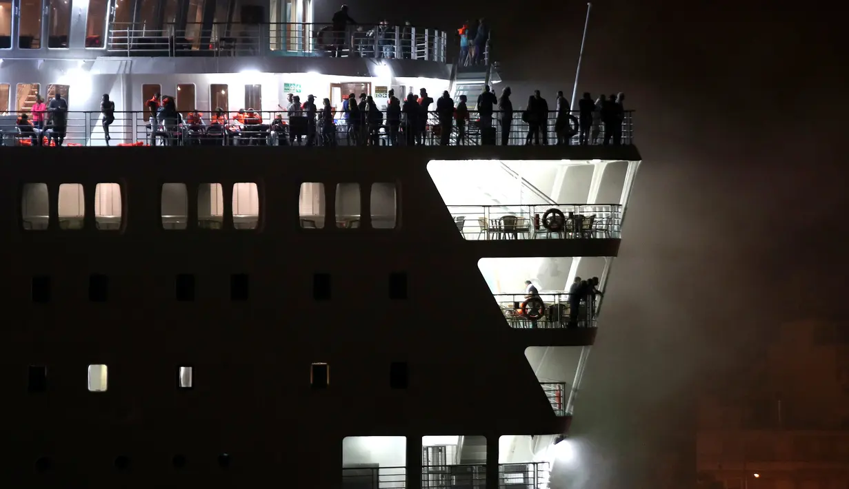 Sejumlah penumpang berada di kapal feri Eleftherios Venizelos saat kapal terbakar di pelabuhan Piraeus, dekat Athena, (29/8). Kapal feri tersebut tengah melakukan perjalanan ke pulau Kreta. (AP Photo/Petros Giannakouris)