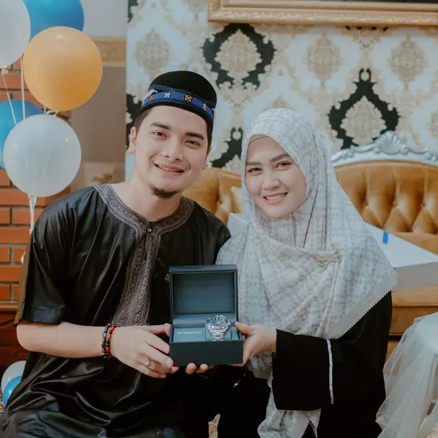 6 Potret Ulang Tahun Alvin Faiz ke-23 Tahun, Dapat Kado Umrah dari Istri