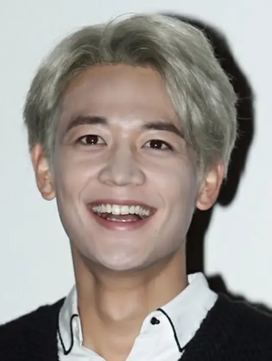 Minho SHINee juga pernah gagal tampil menawan karena makeup wajahnya yang tak rata dan membuatnya terlihat pucat. (Foto: Kpop Zone/KapanLagi)