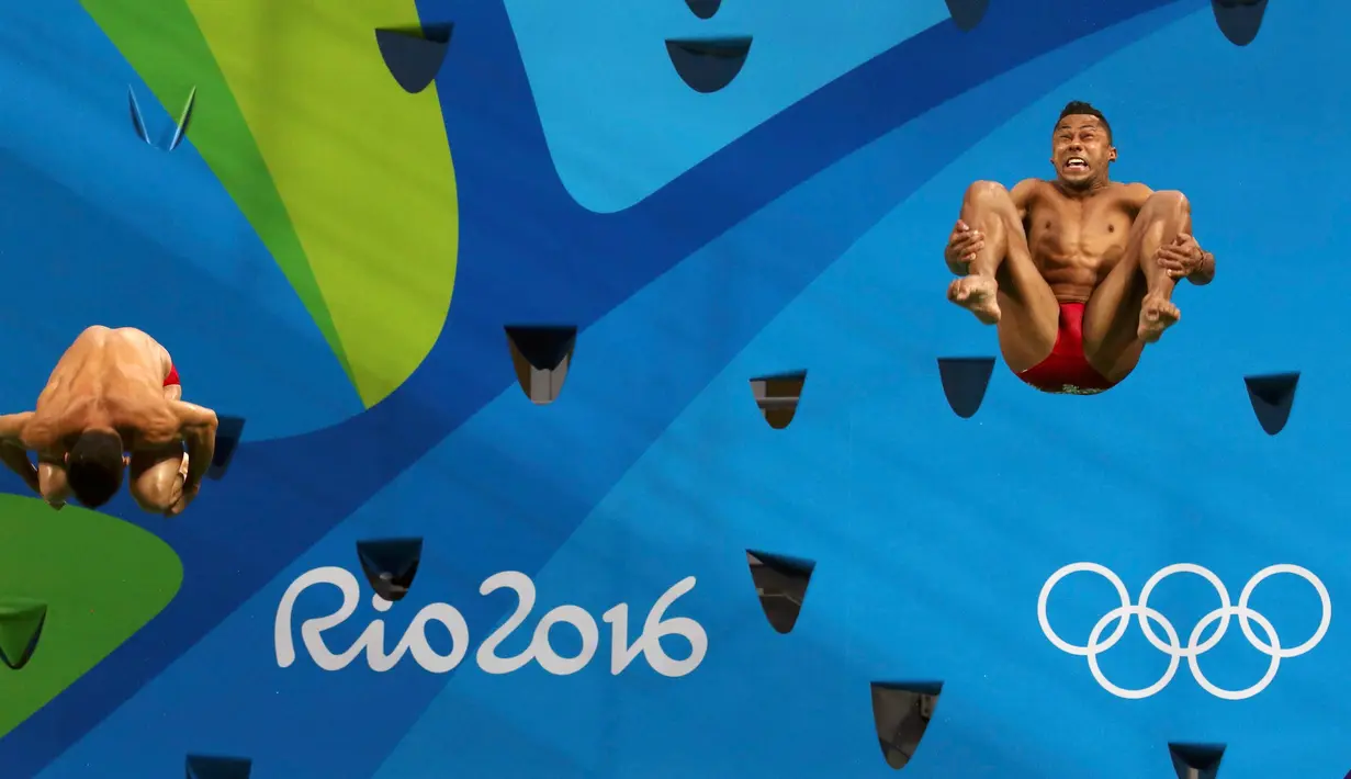 Atlet Meksiko, Jahir Ocampo dan Rommel Pacheco saat mengikuti loncat indah sinkronisasi 3 m pria pada Olimpiade 2016 di Brasil, (10/8). Ekspresi kocak para atlet menjadi ciri sendiri dari cabang olahraga ini. (REUTERS/Antonio Bronic)