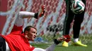 Penjaga gawang Timnas Jerman, Manuel Neuer, berlatih reflek menangkap bola saat sesi latihan di Fonte Nova Arena, Salvador, Brasil, (15/6/2014). (REUTERS/Marcos Brindicci)
