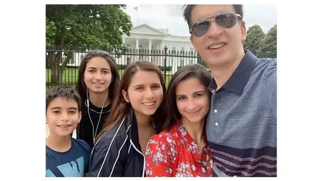 6 Potret Shania, Istri Manoj Punjabi yang Cantiknya Bak Anak ABG