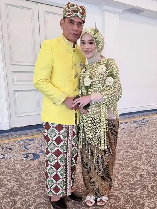 Usai prosesi Langkahan selesai, Lesti sudah menjalani siraman dibalut bunga melati membuat Lesti tampil fresh. Ia juga mengenakan makeup flawless yang hanya berfokus pada mata. Hasil riasan Lesti merupakan karya MUA Rozana Julani. Dok. Kapanlagi.com